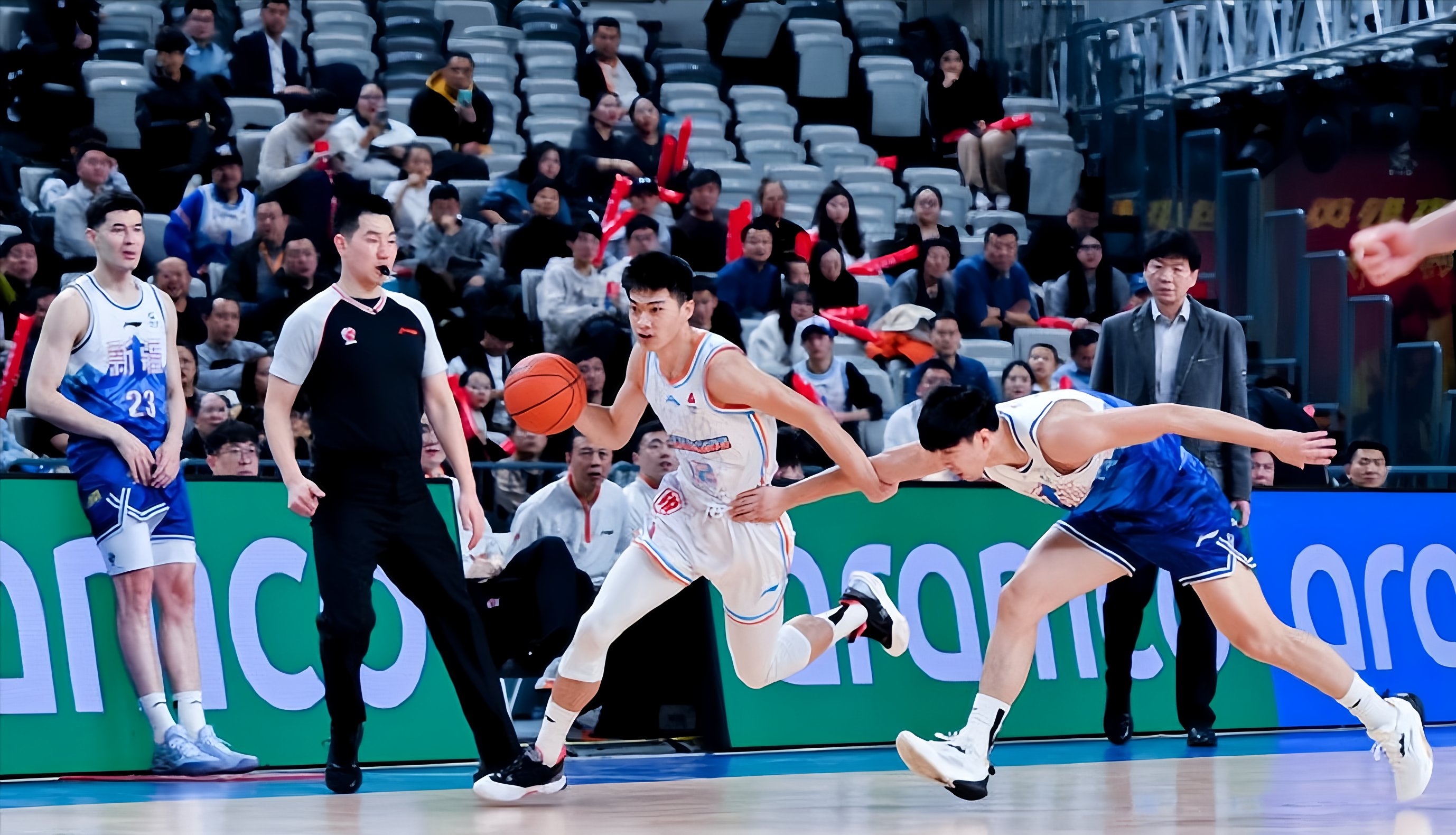 开云官网-刚刚！窗口期山东男篮备战中超冲刺阶段埃因霍温调整名单以备中超，费城76人围绕CBA常规赛主帅复盘